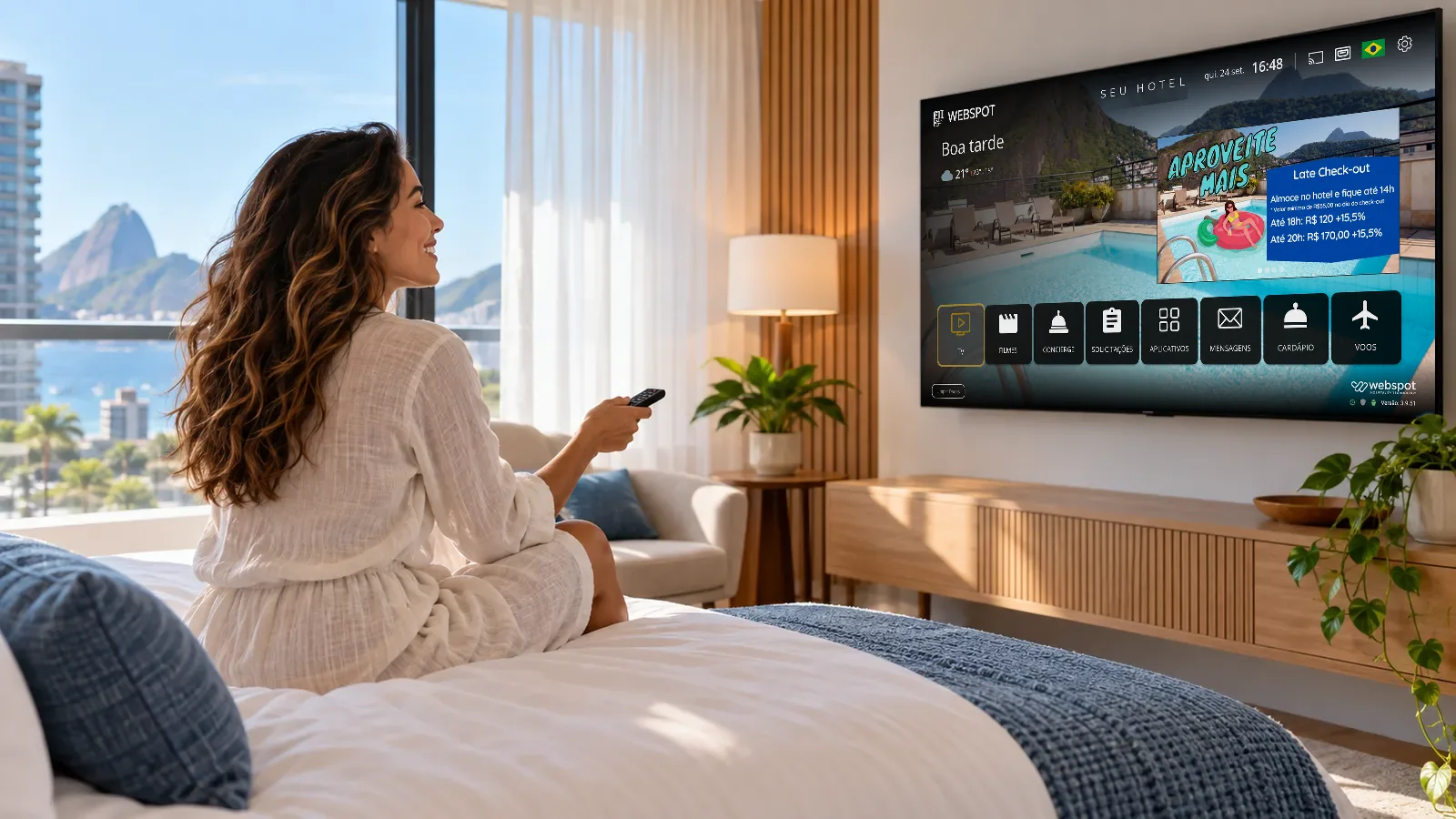 Hóspede no quarto de hotel usando a TV interativa com o controle remoto